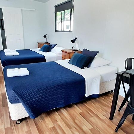Mt Larcom Tourist Park Hotel Mount Larcom Room photo