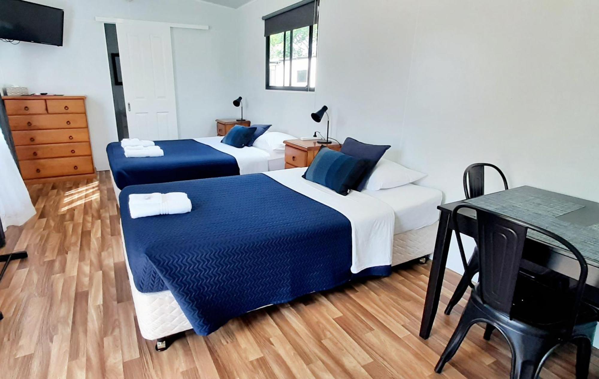 Mt Larcom Tourist Park Hotel Mount Larcom Room photo